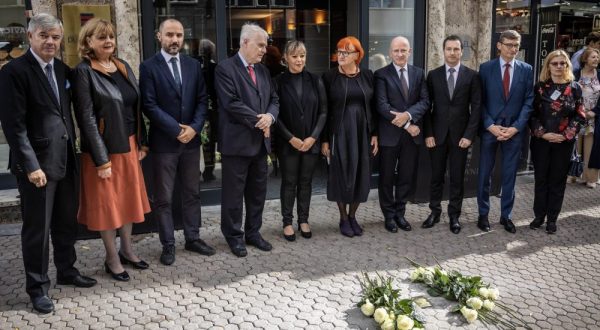 Zagreb, 25.10.2023 - Centar za promicanje tolerancije i očuvanje sjećanja na holokaust, Srpsko narodno vijeće (SNV) i udruga Veterani Domovinskog rata i antifašisti VeDRA Split svečano su ispred hotela "Dubrovnik" položili kamen spoticanja u spomen na zagrebačkog poduzetnika Svetozara Milinova, ubijenog u logoru Jadovnom.
Foto Hina/ Dario GRZELJ/ dag