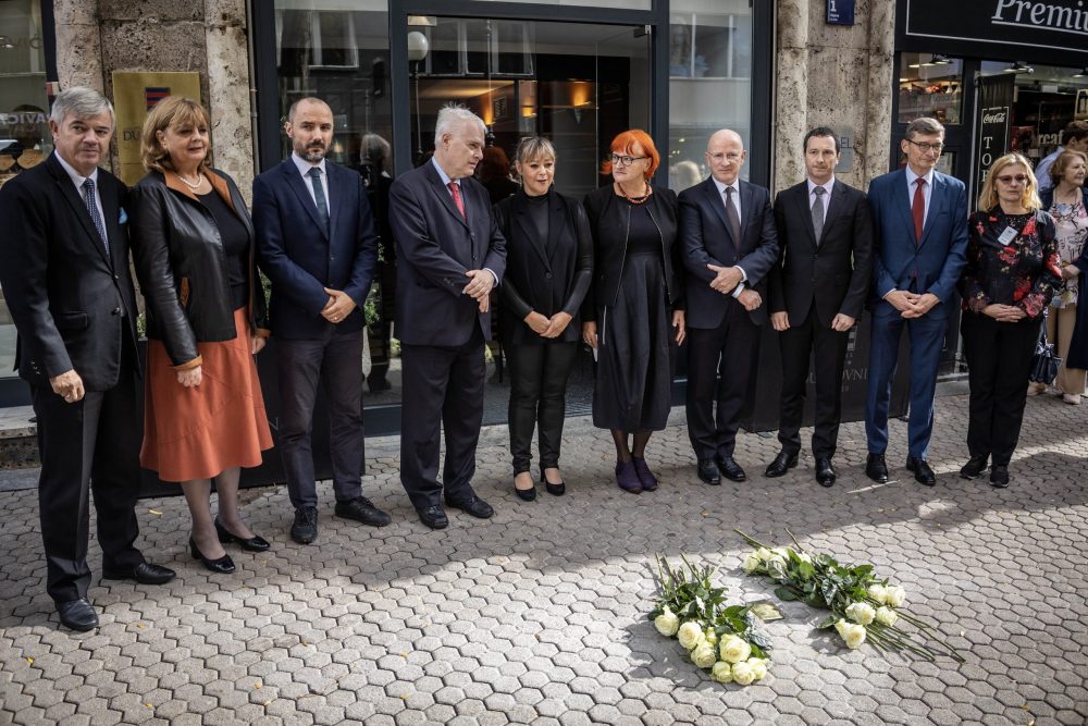 Zagreb, 25.10.2023 - Centar za promicanje tolerancije i očuvanje sjećanja na holokaust, Srpsko narodno vijeće (SNV) i udruga Veterani Domovinskog rata i antifašisti VeDRA Split svečano su ispred hotela "Dubrovnik" položili kamen spoticanja u spomen na zagrebačkog poduzetnika Svetozara Milinova, ubijenog u logoru Jadovnom.
Foto Hina/ Dario GRZELJ/ dag