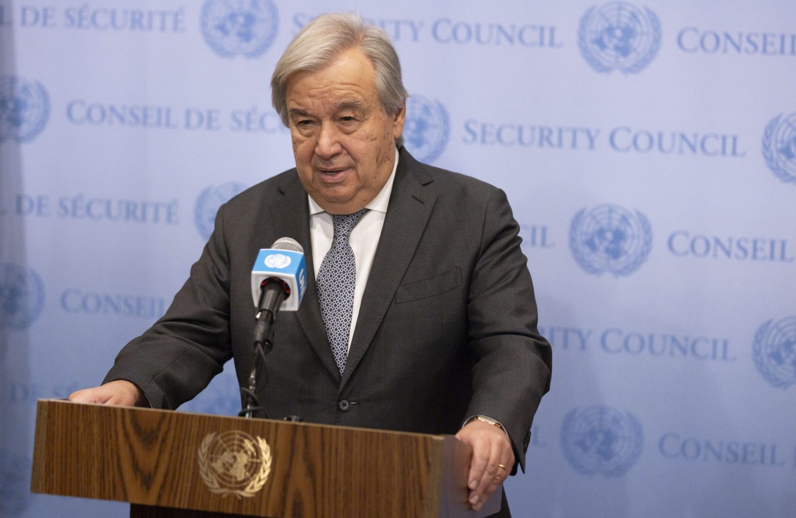 epa10938354 United Nations Secretary-General Antonio Guterres delivers a statement in response to the Israel’s government decision to  ban United Nations representatives from visiting the country at United Nations headquarters in New York, New York, USA, 25 October 2023. Israel’s announcement came following remarks made by Guterres on Tuesday at a Security Council meeting about the growing conflict between Israel and Hamas in which he referenced the “suffocating occupation” experienced by the Palestinian people.  EPA/JUSTIN LANE