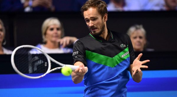 epa10938367 Daniil Medvedev of Russia in action against Arthur Fils of France during their first round match at the Erste Bank Open ATP tennis tournament in Vienna, Austria, 25 October 2023.  EPA/CHRISTIAN BRUNA