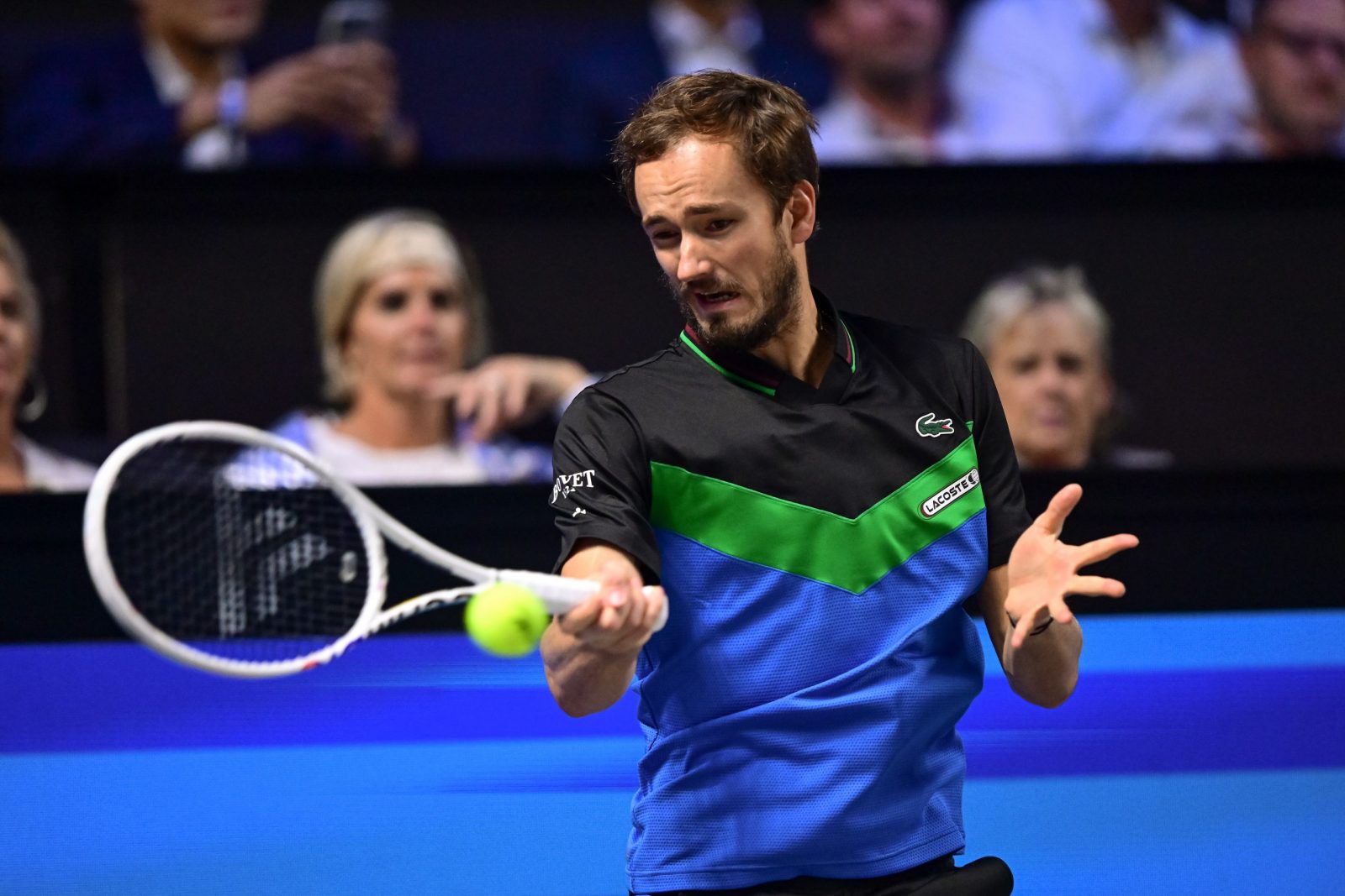 epa10938367 Daniil Medvedev of Russia in action against Arthur Fils of France during their first round match at the Erste Bank Open ATP tennis tournament in Vienna, Austria, 25 October 2023.  EPA/CHRISTIAN BRUNA
