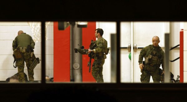 epa10939856 Police officers in tactical gear get ready in the Lisbon High School gymnasium as an active search for the shooter is underway following a mass shooting during which a man on late 25 October reportedly opened fire this evening killing and injuring numerous people in Lewiston, in Lisbon, Maine, USA, 26 October 2023. Early reports on 25 October, indicate multiple fatal casualties, and dozens of injured. Police are still searching for the suspect and county officials have declined to give answers regarding the number of the victims so far.  EPA/CJ GUNTHER