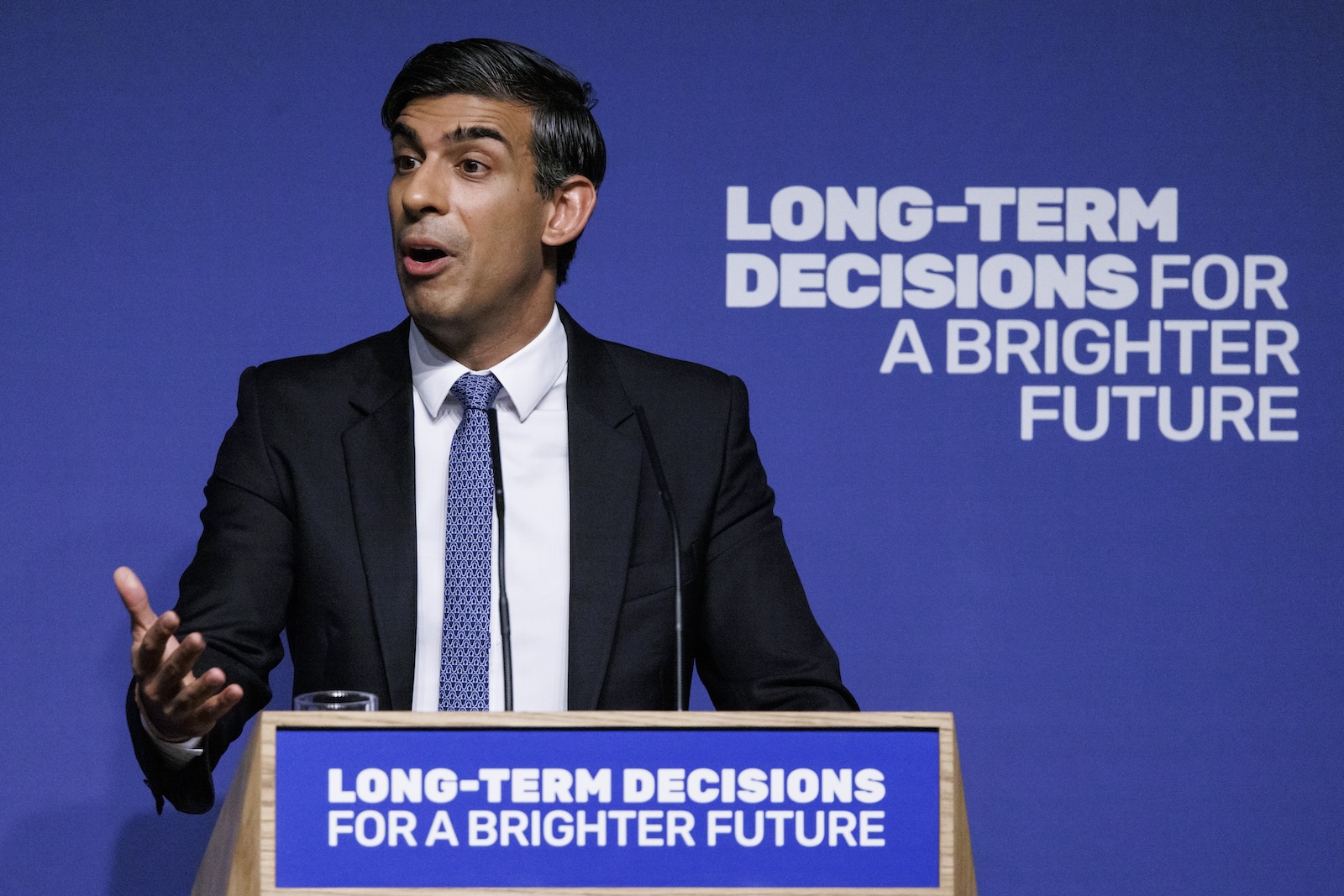 epa10939969 British Prime Minister Rishi Sunak delivers a speech on Artificial Intelligence (AI) at The Royal Society in London, Britain, 26 October 2023. Sunak is hosting an AI Conference in Bletchley Park on the 01 and 02 November 2023.  EPA/TOLGA AKMEN / POOL