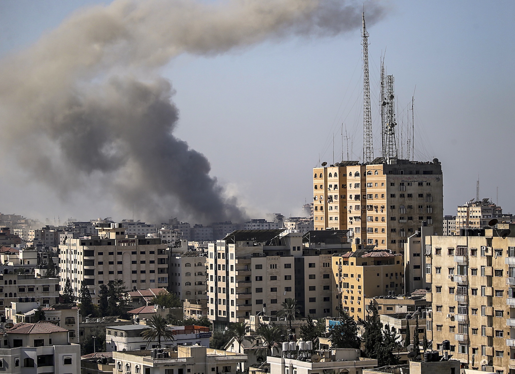 epaselect epa10940041 Smoke rises following Israeli airstrikes on Gaza City, 26 October 2023. More than 6,500 Palestinians and at least 1,300 Israelis have been killed, according to the Israel Defense Forces (IDF) and the Palestinian health authority, since Hamas militants launched an attack against Israel from the Gaza Strip on 07 October, and the Israeli operations in Gaza and the West Bank which followed it.  EPA/MOHAMMED SABER