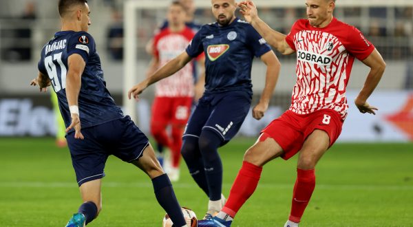 epa10940742 Freiburg's Maximilian Eggestein (R) in action against TSC's Marko Rakonjac (L) during the UEFA Europa league group A soccer match between TSC and Freiburg in Backa Topola, Serbia, 26 October 2023.  EPA/ANDREJ CUKIC