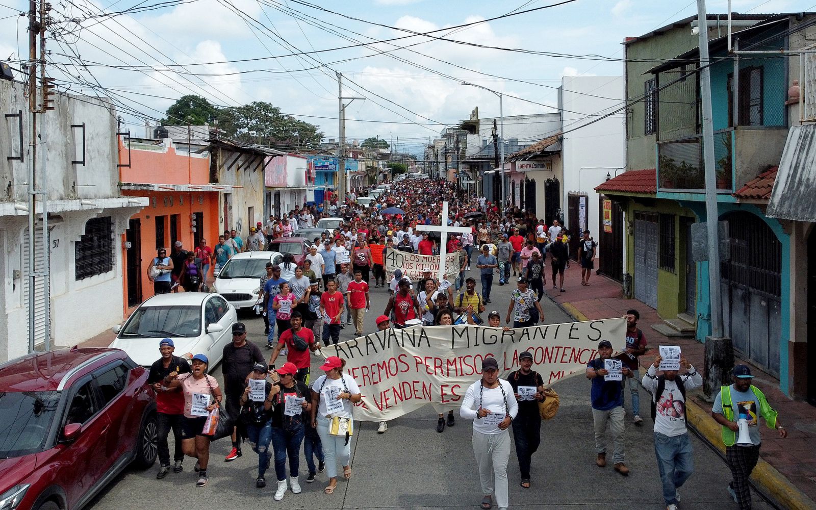 epa10941884 Migrants demonstrate on the streets of Tapachula, in the state of Chiapas, Mexico, 26 October 2023. Thousands of migrants protest on the southern border of Mexico for those who have died during their transit through the country.  EPA/Juan Manuel Blanco