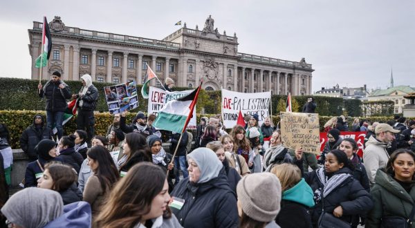 epa10944830 People gather in front of the Parliament building in central Stockholm as the Palestinian working group for central Sweden organizes a demonstration against the violence in Gaza in Stockholm, Sweden, 28 October 2023. Thousands of Israelis and Palestinians have died since the militant group Hamas launched an unprecedented attack on Israel from the Gaza Strip on 07 October, and the Israeli strikes on the Palestinian enclave which followed it.  EPA/CAISA RASMUSSEN SWEDEN  OUT