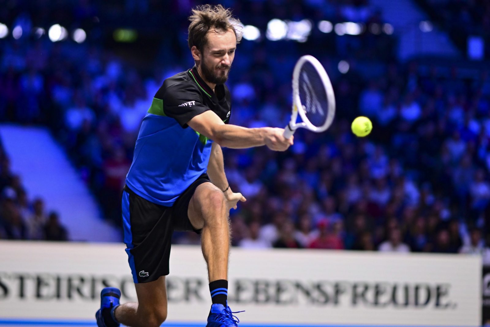 epa10944917 Daniil Medvedev of Russia in action against Stefanos Tsitsipas of Greece during their semi final match at the Erste Bank Open ATP tennis tournament in Vienna, Austria, 28 October 2023.  EPA/CHRISTIAN BRUNA