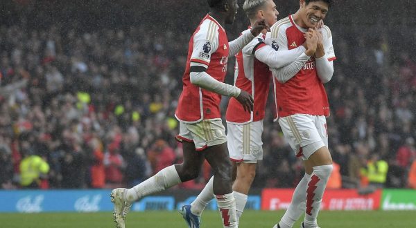 epa10945483 Takehiro Tomiyasu of Arsenal celebrates his goal with team mates during the English Premier League match between Arsenal and Sheffield United in London, Britain, 28 October 2023.  EPA/VINCE MIGNOTT No use with unauthorized audio, video, data, fixture lists, club/league logos, 'live' services' or as NFTs. Online in-match use limited to 120 images, no video emulation. No use in betting, games or single club/league/player publications.