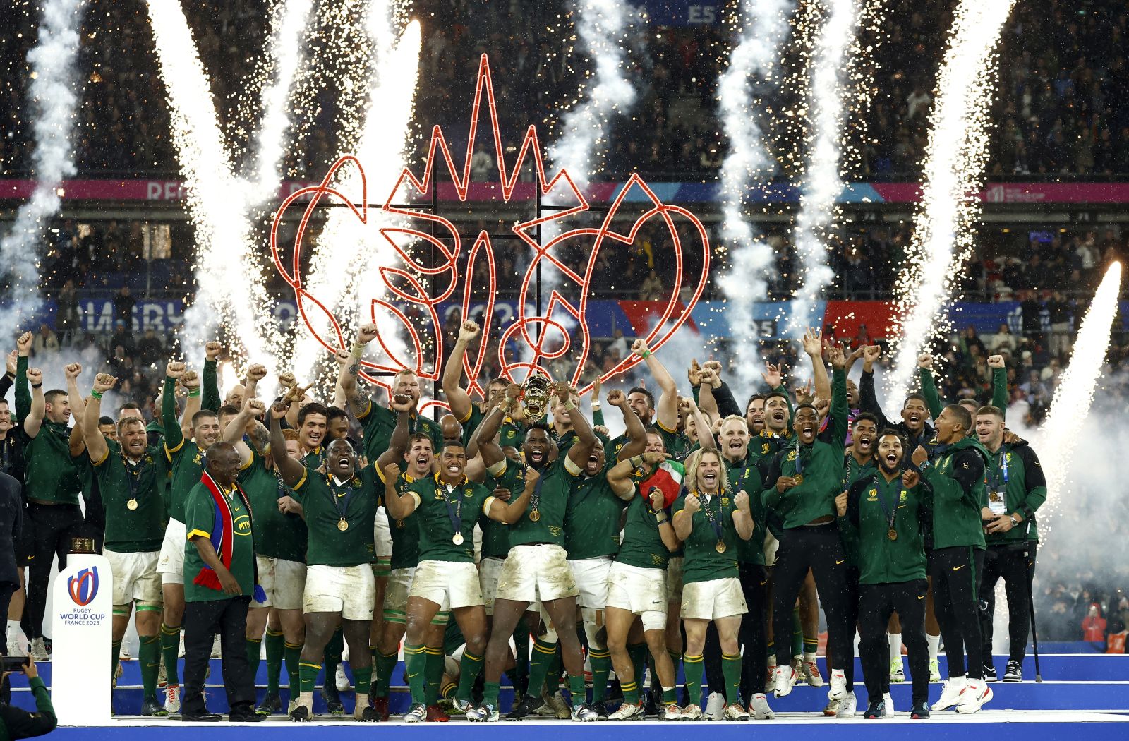 epa10946183 South Africa captain Siya Kolisi lifts the Webb Ellis trophy after the team won the Rugby World Cup 2023 final between New Zealand and South Africa in Saint-Denis, France, 28 October 2023.  EPA/YOAN VALAT
