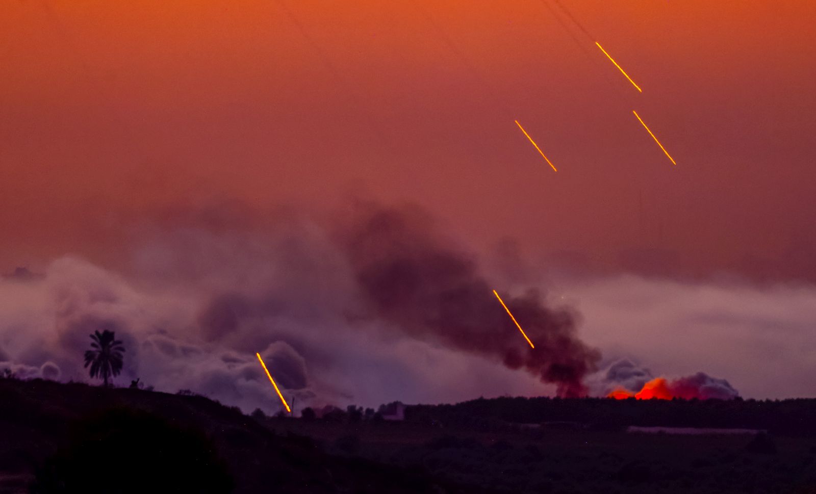 epa10947845 Israeli shells strike the northern part of the Gaza Strip during sunset, 29 October 2023. More than 7,600 Palestinians and at least 1,300 Israelis have been killed, according to the Israel Defense Forces (IDF) and the Palestinian health authority, since Hamas militants launched an attack against Israel from the Gaza Strip on 07 October, and the Israeli operations in Gaza and the West Bank which followed it.  EPA/HANNIBAL HANSCHKE