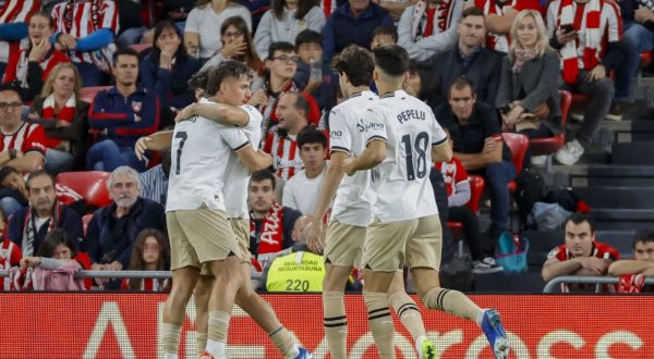 epa10948153 Valencia's players jubilate the 1-1 equalizer during the Spanish LaLiga soccer match between Athletic Club and Valencia CF at San Mames stadium in Bilbao, Basque Country, Spain, 29 October 2023.  EPA/Luis Tejido