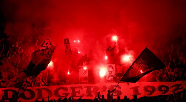 epa10941274 Fans of Marseille light flares during the UEFA Europa League Group B match between Olympique Marseille and AEK Athens in Marseille, France, 26 October 2023.  EPA/GUILLAUME HORCAJUELO