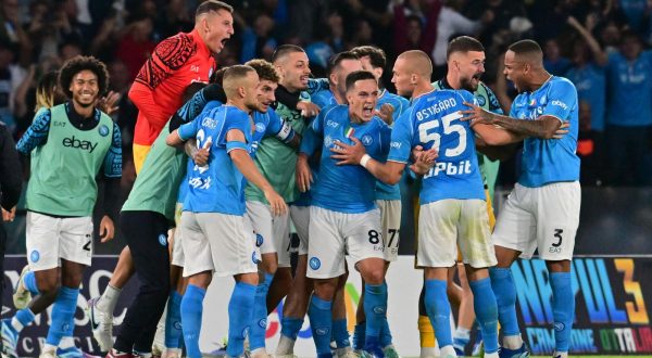 epa10948263 Napoli’s foreward Giacomo Raspadori (C) jubilates with his teammate after scoring the equalizer during the Italian Serie A soccer match SSC Napoli vs AC Milan at ' Diego Armando Maradona' stadium in Naples, Italy, 29  October 2023.  EPA/CIRO FUSCO