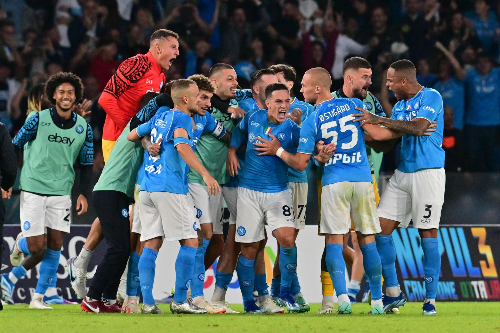 epa10948263 Napoli’s foreward Giacomo Raspadori (C) jubilates with his teammate after scoring the equalizer during the Italian Serie A soccer match SSC Napoli vs AC Milan at ' Diego Armando Maradona' stadium in Naples, Italy, 29  October 2023.  EPA/CIRO FUSCO
