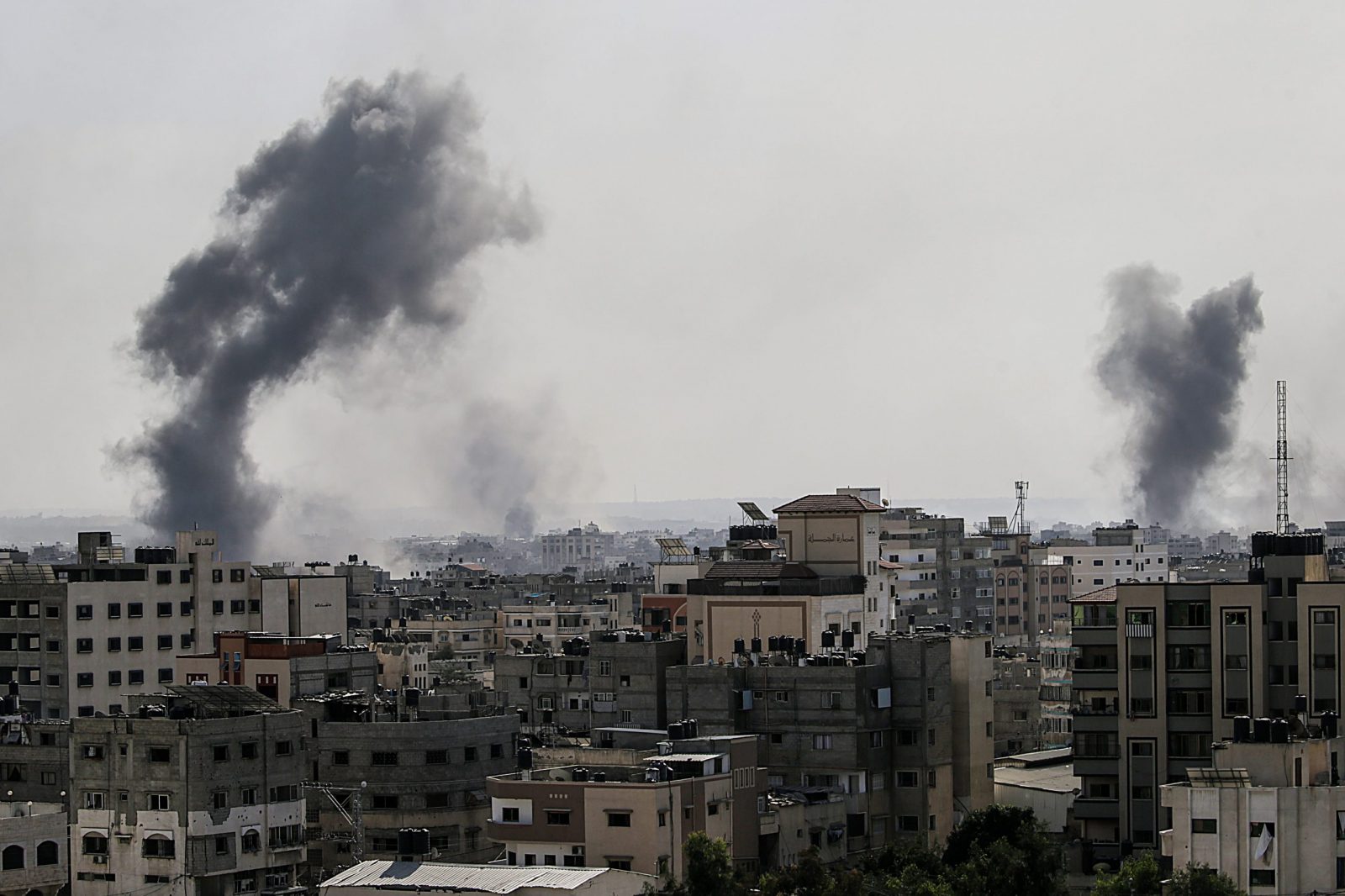 epa10948910 Smoke billows from residential buildings after Israeli air strikes in the Tel al-Hawa neighborhood in Gaza City, 30 October 2023. The IDF struck over 600 militant targets over the past few days as it continued to 'expand ground operations' in the Gaza Strip, the Israel Defense Forces (IDF) said on 30 October. More than 8,000 Palestinians and at least 1,400 Israelis have been killed, according to the Israel Defense Forces (IDF) and the Palestinian health authority, since Hamas militants launched an attack against Israel from the Gaza Strip on 07 October, and the Israeli operations in Gaza and the West Bank which followed it.  EPA/MOHAMMED SABER