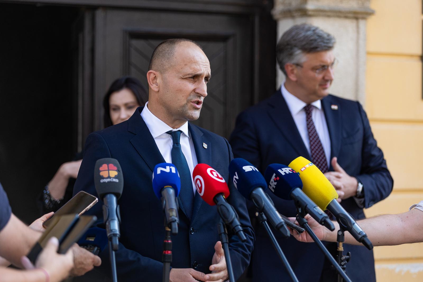 01.07.2022., Osijek - Zupan Osjecko-baranjske zupanije Ivan Anusic dao je izjavu medijima ispred Gradske uprave nakon sastanka s gradonacelnikom Osijeka Ivanom Radicem i predsjednikom Vlade RH Andrejom Plenkovicem.   Photo: Davor Javorovic/PIXSELL