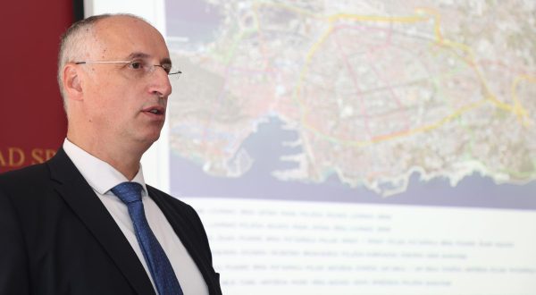 01.09.2023-Split-Gradonacelnik Ivica Puljak i direktor tvrtke Prometa Stanko Sapunar odrzali konferenciju za novinare o novim linijama javnoga gradskog prijevoza koje se uvode u sklopu provedbe gradske politike urbane mobilnosti. Dodatne linije bi se trenale realizirati do Bozica. Photo: Ivana Ivanovic/PIXSELL