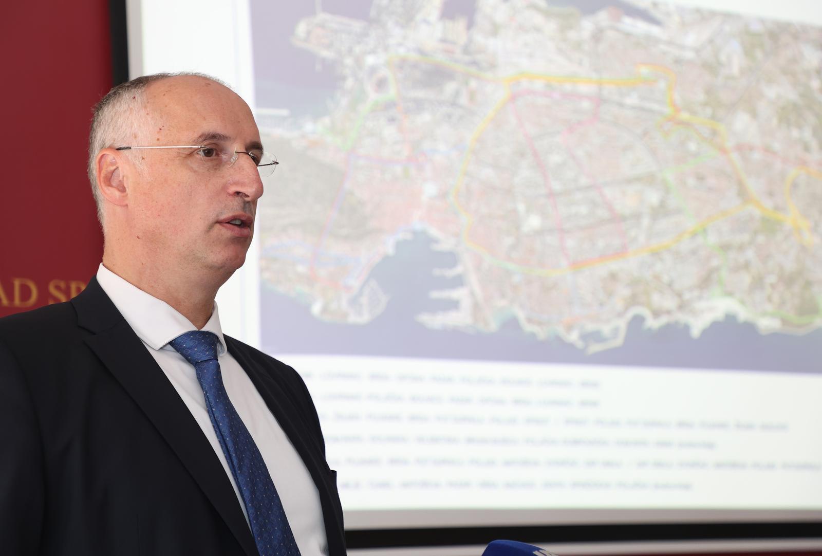 01.09.2023-Split-Gradonacelnik Ivica Puljak i direktor tvrtke Prometa Stanko Sapunar odrzali konferenciju za novinare o novim linijama javnoga gradskog prijevoza koje se uvode u sklopu provedbe gradske politike urbane mobilnosti. Dodatne linije bi se trenale realizirati do Bozica. Photo: Ivana Ivanovic/PIXSELL