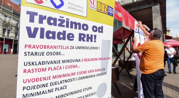 01.10.2023., Zagreb - Na Medjunarodni dan starijih osoba platforma Umirovljenici zajedno organizira prosvjed, odnosno kako kazu "druzenju s gradjanima" na Trgu bana Jelacica . Photo: Neva Zganec/PIXSELL