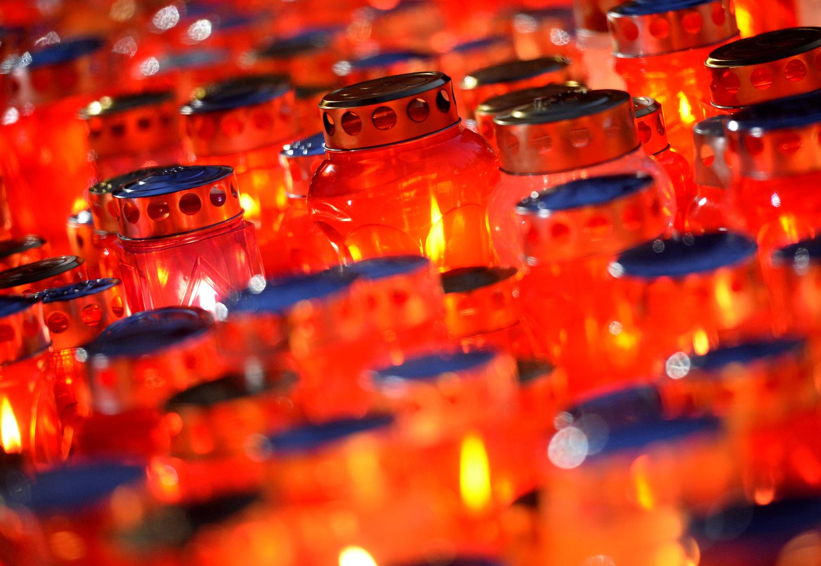 01.11.2014., Zagreb - Svjetlost lampiona i svijeca kod Sredisnjeg kriza na Mirogoju. "nPhoto: Marko Prpic/PIXSELL