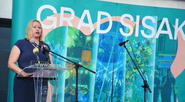 02.06.2023.,Sisak - Povodom Dana grada odrzana je svecana sjednica Gradskog vijeca na kojoj su dodijeljene nagrade, pohvale i zahvalnice najzasluznijim gradjanima za dostignuca u protekloj godini.
Prema odluci Gradskog vijeca, Godisnje nagrade su primili Silvije Vadla za postignuca na podrucju kulture, odnosno scenske i filmske umjetnosti, akademski slikar Alem Biocic za podrucje likovne i primijenjene umjetnosti, te lva Duzic za knjizevnost i knjiznicarstvo za djecu i mlade.
Pohvale Grada Siska dobili su lvana Tkalcic za rezultate na podrucju likovne umjetnosti, Milorad Galic za podrucje medicine, te Igor Lisec za izuzetnu hrabrost i pozrtvovanje prilikom spacavanja ljudskog zivota. Zahvalnice su dodijeljene Sanji Basta i Vesni Majdandzic za doprinos na podrucju odgoja i obrazovanja. Photo: Nikola Cutuk/PIXSELL