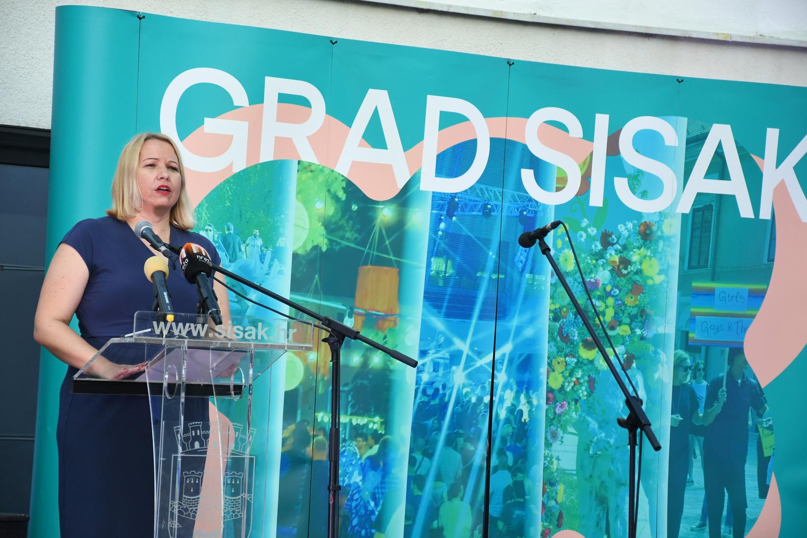 02.06.2023.,Sisak - Povodom Dana grada odrzana je svecana sjednica Gradskog vijeca na kojoj su dodijeljene nagrade, pohvale i zahvalnice najzasluznijim gradjanima za dostignuca u protekloj godini.
Prema odluci Gradskog vijeca, Godisnje nagrade su primili Silvije Vadla za postignuca na podrucju kulture, odnosno scenske i filmske umjetnosti, akademski slikar Alem Biocic za podrucje likovne i primijenjene umjetnosti, te lva Duzic za knjizevnost i knjiznicarstvo za djecu i mlade.
Pohvale Grada Siska dobili su lvana Tkalcic za rezultate na podrucju likovne umjetnosti, Milorad Galic za podrucje medicine, te Igor Lisec za izuzetnu hrabrost i pozrtvovanje prilikom spacavanja ljudskog zivota. Zahvalnice su dodijeljene Sanji Basta i Vesni Majdandzic za doprinos na podrucju odgoja i obrazovanja. Photo: Nikola Cutuk/PIXSELL