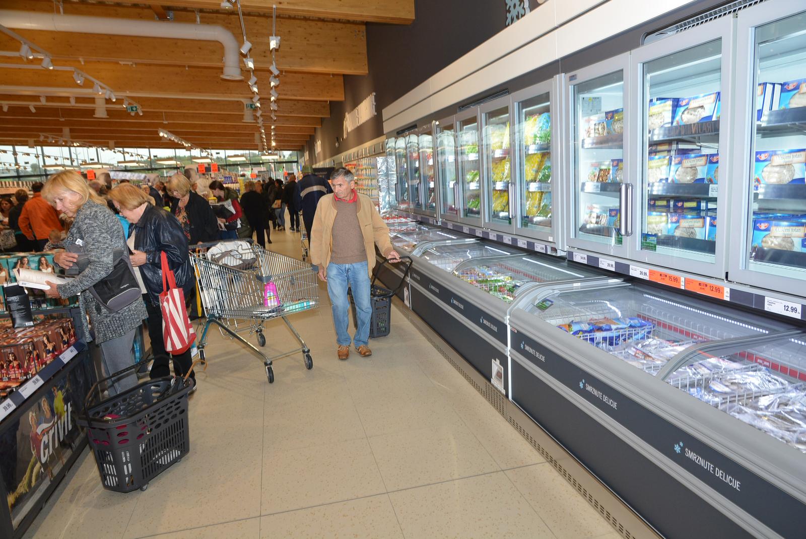03.10.2016., Bjelovar - Trgovina Lidl na Slavonskoj cesti osvanula je u novom ruhu. Radovi na kompletnoj rekonstrukciji stare trgovine, zapoceti prije vise od pola godine su zavrseni, a danas je nova trgovina otvorila svoja vrata za kupce. Photo: Damir Spehar/PIXSELL