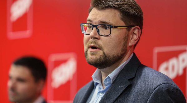 03.10.2020., Zagreb - U sjedistu SDP-a nakon unutarstranackih izbora predstavljen je novi predsjednik stranke Pedja Grbin. Photo: Jurica Galoic/PIXSELL
