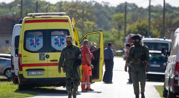 03.10.2023.,Tordinci - Muskarac se posvadjao sa susjedima, bacio im molotovljev koktel na kucu te se polio benzinom i zatvorio u svoju kucu. Photo: Borna Jaksic/PIXSELL