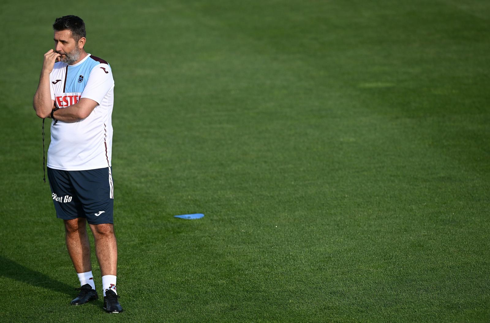 04.07.2023., Brdo kod Kranja, Slovenija - Nenad Bjelica stigao je s momcadi Trabzonspor na pripreme u Sloveniju, a odmah po dolasku odradio je trening na kojem je bio i Mislav Orsic. Hrvatski reprezentativac na treningu je bio dobro raspolozen i nasmijan. U strucnom stozeru turske momcadi uz trenera Nenada Bjelicu tu su jos pomocnici Nino Bule i Danijel Jumic, analiticar Jasmin Osmanovic, kondicijski trener Leonard Sovina te trenerov sin Luka koji je zaduzen za mentalnu pripremu. Nenad Bjelica. Photo: Marko Lukunic/PIXSELL