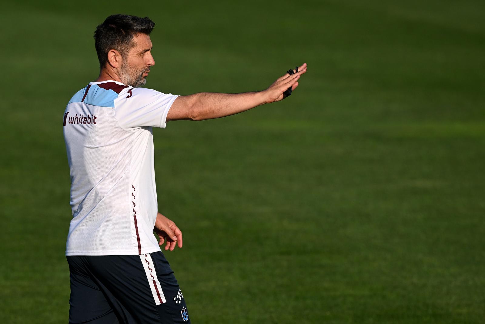 04.07.2023., Brdo kod Kranja, Slovenija - Nenad Bjelica stigao je s momcadi Trabzonspor na pripreme u Sloveniju, a odmah po dolasku odradio je trening na kojem je bio i Mislav Orsic. Hrvatski reprezentativac na treningu je bio dobro raspolozen i nasmijan. U strucnom stozeru turske momcadi uz trenera Nenada Bjelicu tu su jos pomocnici Nino Bule i Danijel Jumic, analiticar Jasmin Osmanovic, kondicijski trener Leonard Sovina te trenerov sin Luka koji je zaduzen za mentalnu pripremu. Nenad Bjelica. Photo: Marko Lukunic/PIXSELL