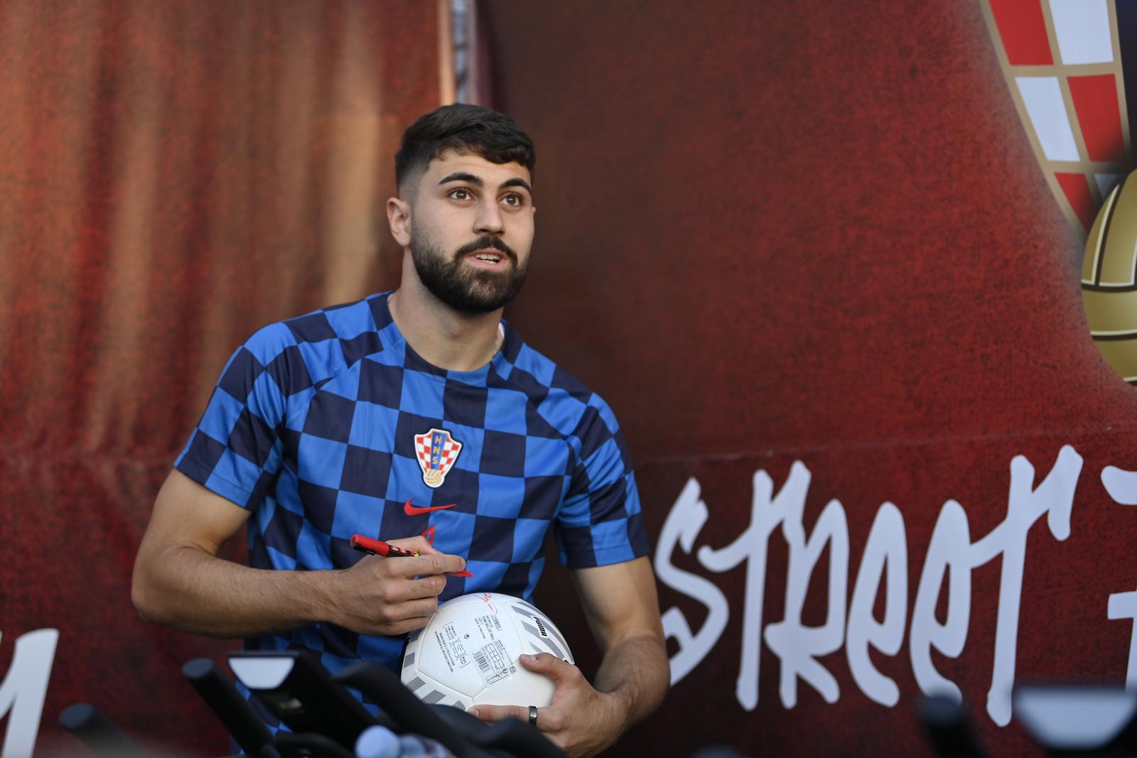 04.09.2023.,Zagreb - U City Centar  One Westu odrzan je  Street Football powered by PSK.Hrvatski nogometni savez organizirao je u Zagrebu cjelodnevni dogadjaj za navijace, a vrhunac je  spektakularni okrsaj hrvatskih reprezentativaca u ulicnom nogometu, nakon kojeg je odrzano druzenje najvecih zvijezda hrvatskog nogometa s navijacima. Photo: Igor Soban/PIXSELL