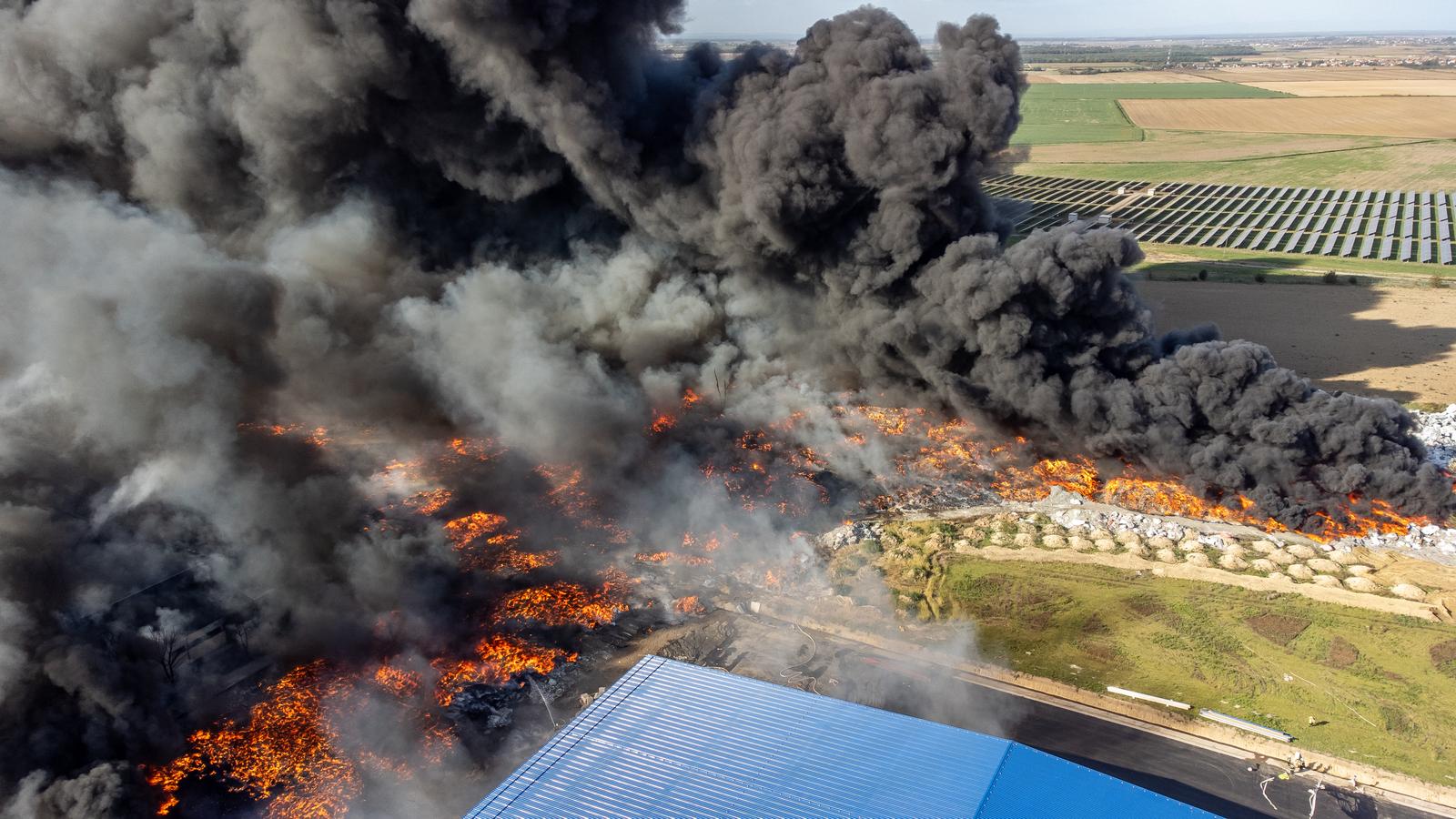 04.10.2023., Osijek - Fotografija iz zraka pozara uskladistene plastike na otvorenom prostoru u pogonu osjecke tvrtke "Drava international" kod prigradskog naselja Brijest. Photo: Davor Javorovic/PIXSELL