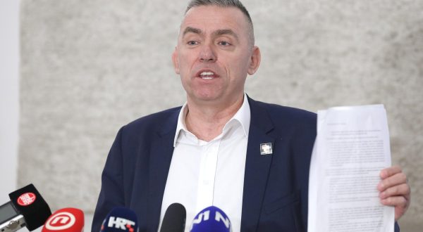 04.10.2023., Zagreb - Na konferenciji za medije  odrzanoj u Saboru o inicijativi za zabranu petrokrake i zasto je propala govorio je zastupnik Stipo Mlinaric. Photo: Patrik Macek/PIXSELL