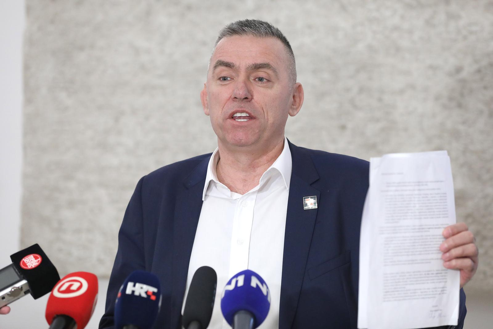 04.10.2023., Zagreb - Na konferenciji za medije  odrzanoj u Saboru o inicijativi za zabranu petrokrake i zasto je propala govorio je zastupnik Stipo Mlinaric. Photo: Patrik Macek/PIXSELL