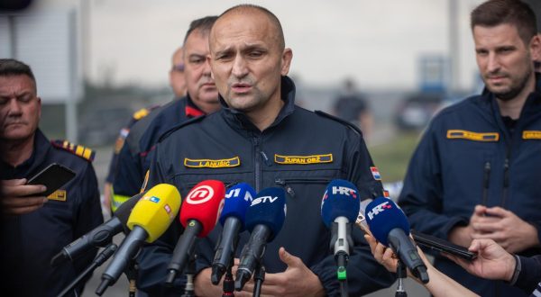 04.10.2022., Osijek - U pogonu osjecke tvrtke "Drava international" kod prigradskog naselja Brijest u srijedu poslije ponoci doslo je do pozara uskladistene plastike na otvorenom prostoru.Osjecki gradonacelnik Ivan Radic, Osjecko-baranjski zupan Ivan Anusic , Slavko Tucakovic i i zapovjednik Goran Ivkovic obratili se medijima Photo: Borna jaksic/PIXSELL