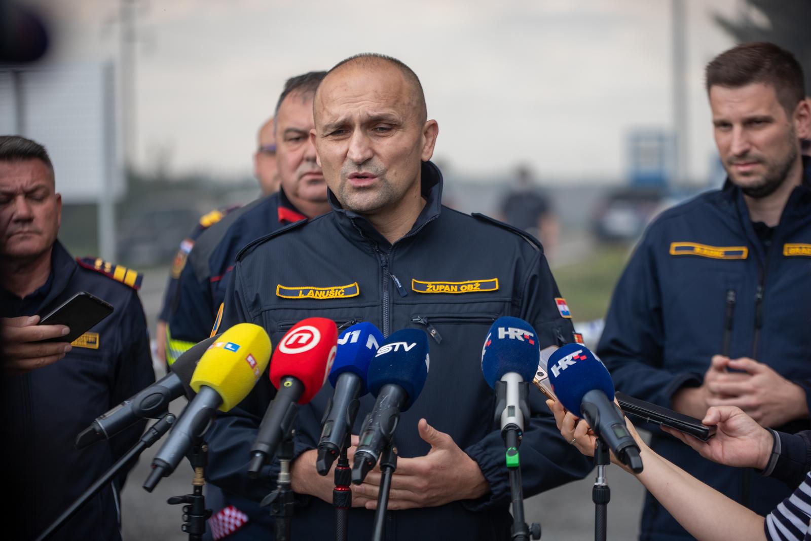 04.10.2022., Osijek - U pogonu osjecke tvrtke "Drava international" kod prigradskog naselja Brijest u srijedu poslije ponoci doslo je do pozara uskladistene plastike na otvorenom prostoru.Osjecki gradonacelnik Ivan Radic, Osjecko-baranjski zupan Ivan Anusic , Slavko Tucakovic i i zapovjednik Goran Ivkovic obratili se medijima Photo: Borna jaksic/PIXSELL