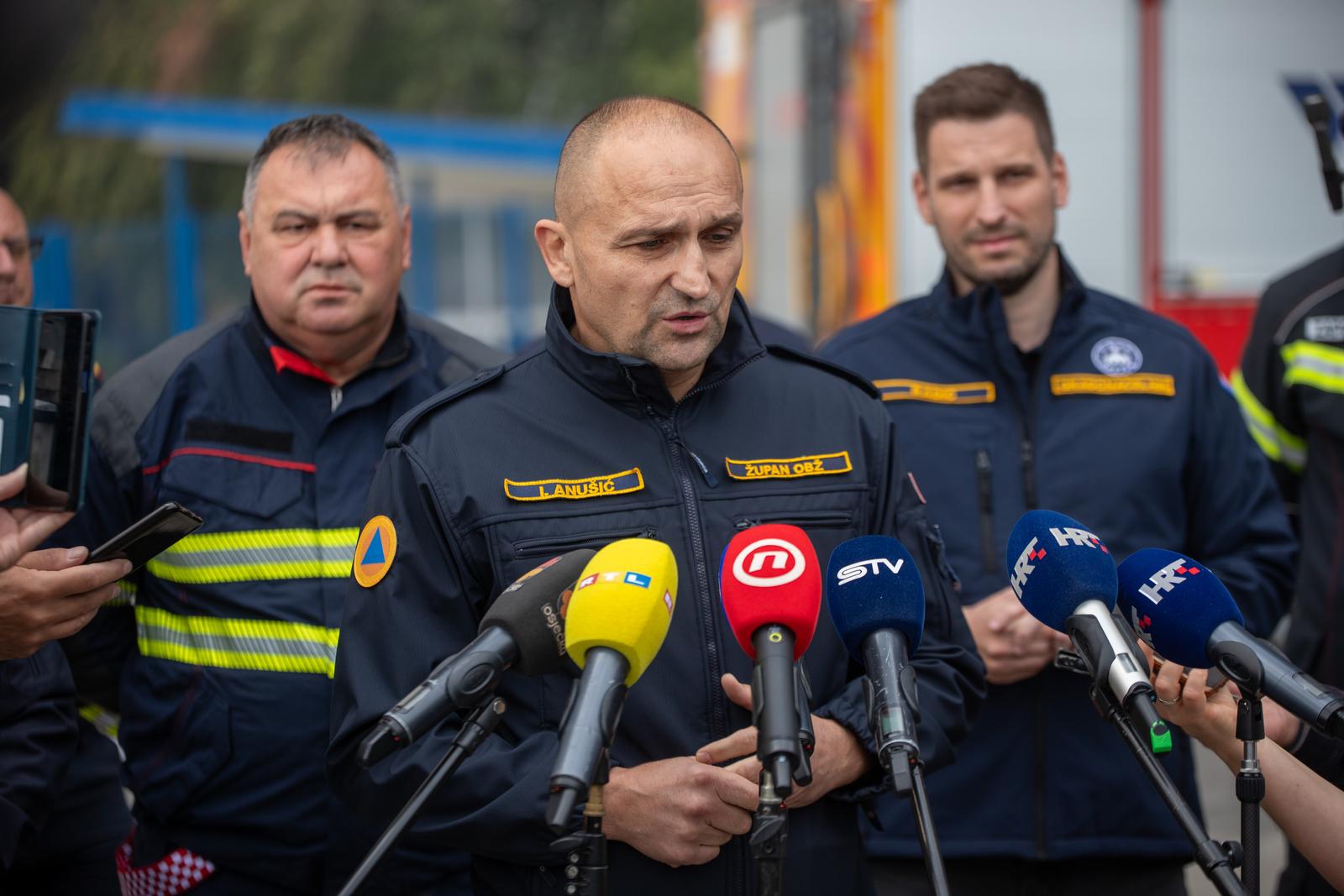 04.10.2022., Osijek - U pogonu osjecke tvrtke "Drava international" kod prigradskog naselja Brijest u srijedu poslije ponoci doslo je do pozara uskladistene plastike na otvorenom prostoru.Osjecki gradonacelnik Ivan Radic, Osjecko-baranjski zupan Ivan Anusic , Slavko Tucakovic i i zapovjednik Goran Ivkovic obratili se medijima Photo: Borna jaksic/PIXSELL