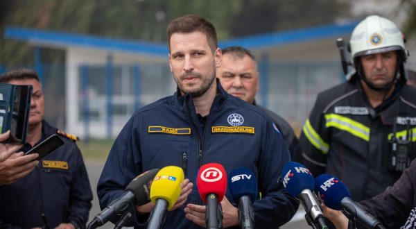 04.10.2022., Osijek - U pogonu osjecke tvrtke "Drava international" kod prigradskog naselja Brijest u srijedu poslije ponoci doslo je do pozara uskladistene plastike na otvorenom prostoru.Osjecki gradonacelnik Ivan Radic, Osjecko-baranjski zupan Ivan Anusic , Slavko Tucakovic i i zapovjednik Goran Ivkovic obratili se medijima Photo: Borna jaksic/PIXSELL