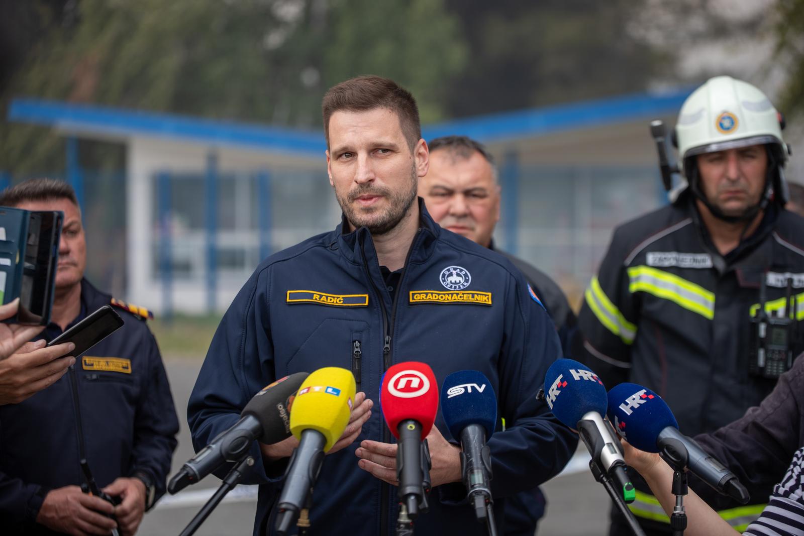 04.10.2022., Osijek - U pogonu osjecke tvrtke "Drava international" kod prigradskog naselja Brijest u srijedu poslije ponoci doslo je do pozara uskladistene plastike na otvorenom prostoru.Osjecki gradonacelnik Ivan Radic, Osjecko-baranjski zupan Ivan Anusic , Slavko Tucakovic i i zapovjednik Goran Ivkovic obratili se medijima Photo: Borna jaksic/PIXSELL