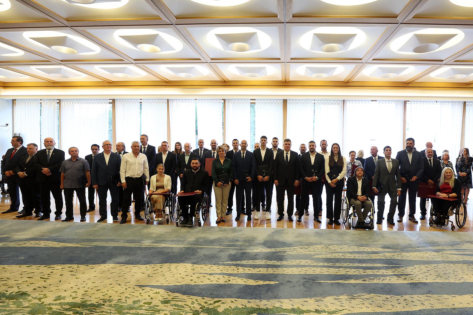 04.10.2023., Zagreb - U Uredu Predsjednika Republike Hrvatske odrzan je svecani prijam za hrvatske sportasice i sportase na kojem su urucena odlikovanja zasluznim sportasicama, sportasima, izbornicima, trenericama i trenerima. predsjednik RH Zoran Milanovic fotografirao se sa odlikovanim sportasima i sportasicama. Photo: Goran Stanzl/PIXSELL