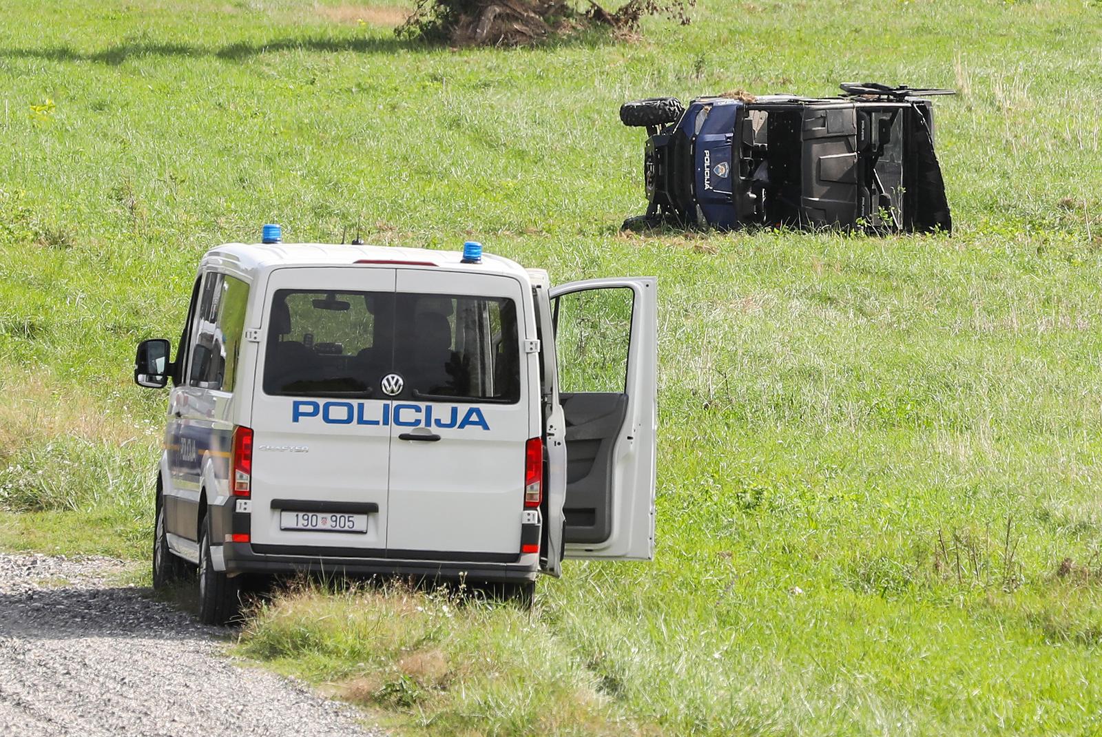 04.10.2023. Zagreb - Na terenu uz nasip, kraj Priobalne ceste oko 13 sati prevrnuo policijski terenac u kojem su bila cetiri policajca Photo: Jurica Galoic/PIXSELL