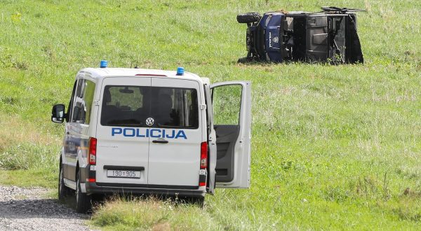 04.10.2023. Zagreb - Na terenu uz nasip, kraj Priobalne ceste oko 13 sati prevrnuo policijski terenac u kojem su bila cetiri policajca Photo: Jurica Galoic/PIXSELL