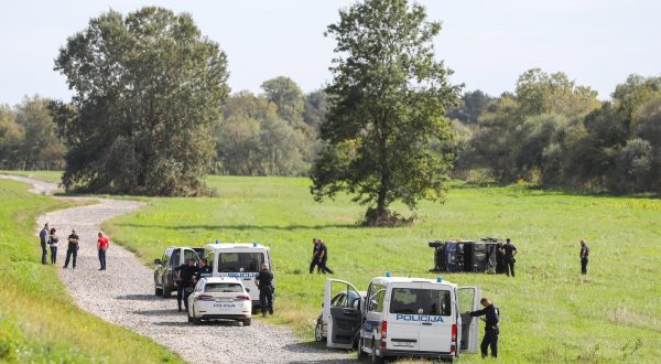 04.10.2023. Zagreb - Na terenu uz nasip, kraj Priobalne ceste oko 13 sati prevrnuo policijski terenac u kojem su bila cetiri policajca Photo: Jurica Galoic/PIXSELL