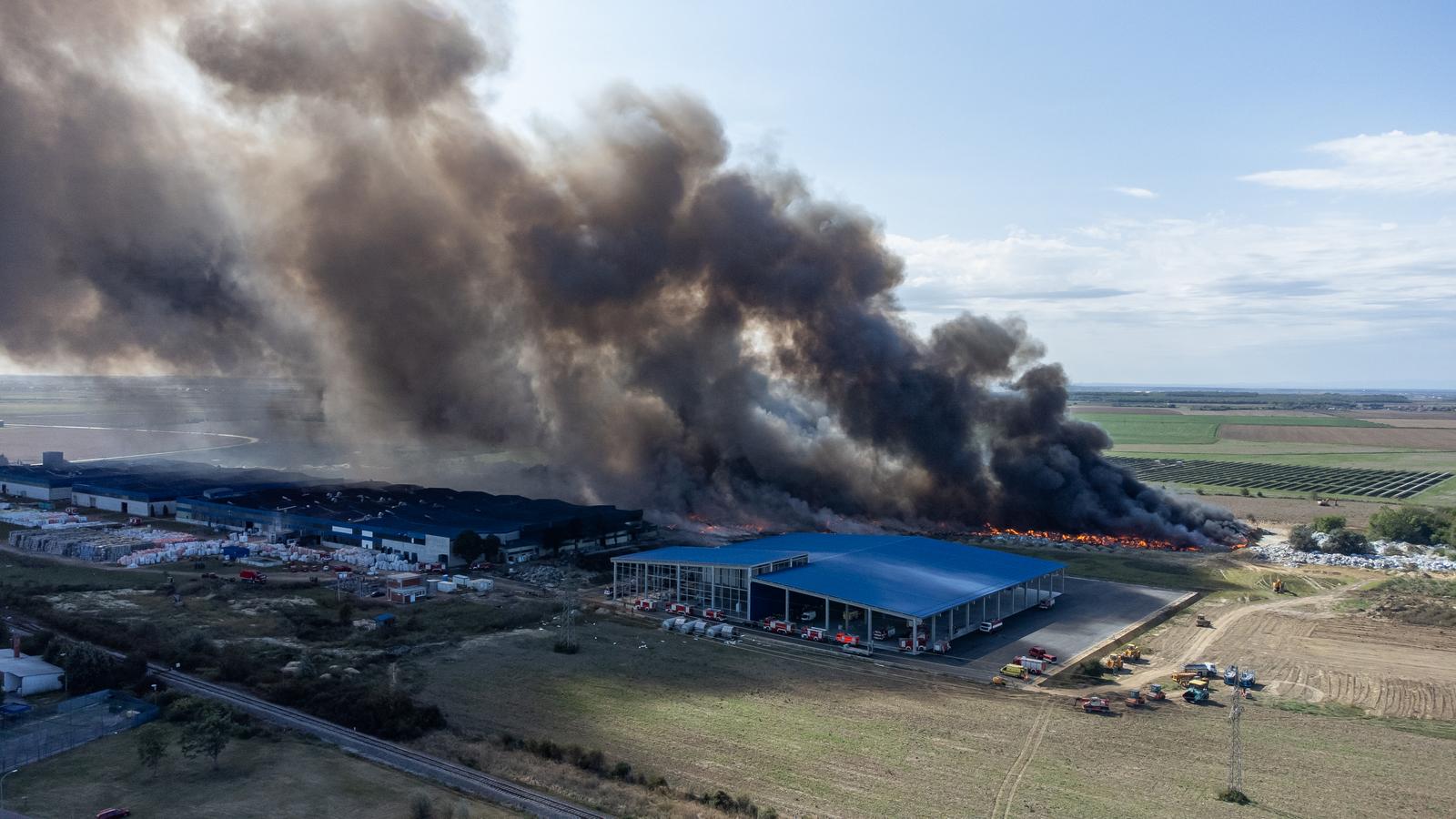 04.10.2023., Osijek - Fotografija iz zraka pozara uskladistene plastike na otvorenom prostoru u pogonu osjecke tvrtke "Drava international" kod prigradskog naselja Brijest. Photo: Davor Javorovic/PIXSELL