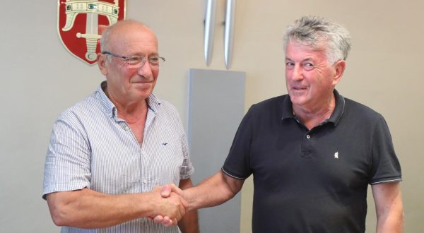 04.09.2023.,Sibenik-U zgradi Sibensko-kninske zupanije potpisan je novi kolektivni ugovor za tvrtku Ceste Sibenik d.o.o. Rezultat je to visemjesecnih napora Saveza samostalnih sindikata Hrvatske (SSSH) i Sindikata prometa i veza Hrvatske (SPIVH), u kojem je bio proveden i trotjedni strajk zbog nepristupanja poslodavca kolektivnim pregovorima. Osim zupana Marka Jelica nazocili su  predsjednik Saveza samostalnih sindikata Hrvatske (SSSH) Mladen Novosel i predsjednik Sindikata prometa i veza Hrvatske (SPIVH) Stjepan Lisičak i Ivan Rajic,prokurist u Cestama Sibenik.   Photo: Dusko Jaramaz/PIXSELL