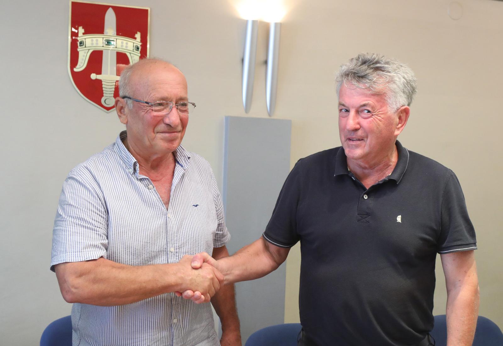 04.09.2023.,Sibenik-U zgradi Sibensko-kninske zupanije potpisan je novi kolektivni ugovor za tvrtku Ceste Sibenik d.o.o. Rezultat je to visemjesecnih napora Saveza samostalnih sindikata Hrvatske (SSSH) i Sindikata prometa i veza Hrvatske (SPIVH), u kojem je bio proveden i trotjedni strajk zbog nepristupanja poslodavca kolektivnim pregovorima. Osim zupana Marka Jelica nazocili su  predsjednik Saveza samostalnih sindikata Hrvatske (SSSH) Mladen Novosel i predsjednik Sindikata prometa i veza Hrvatske (SPIVH) Stjepan Lisičak i Ivan Rajic,prokurist u Cestama Sibenik.   Photo: Dusko Jaramaz/PIXSELL