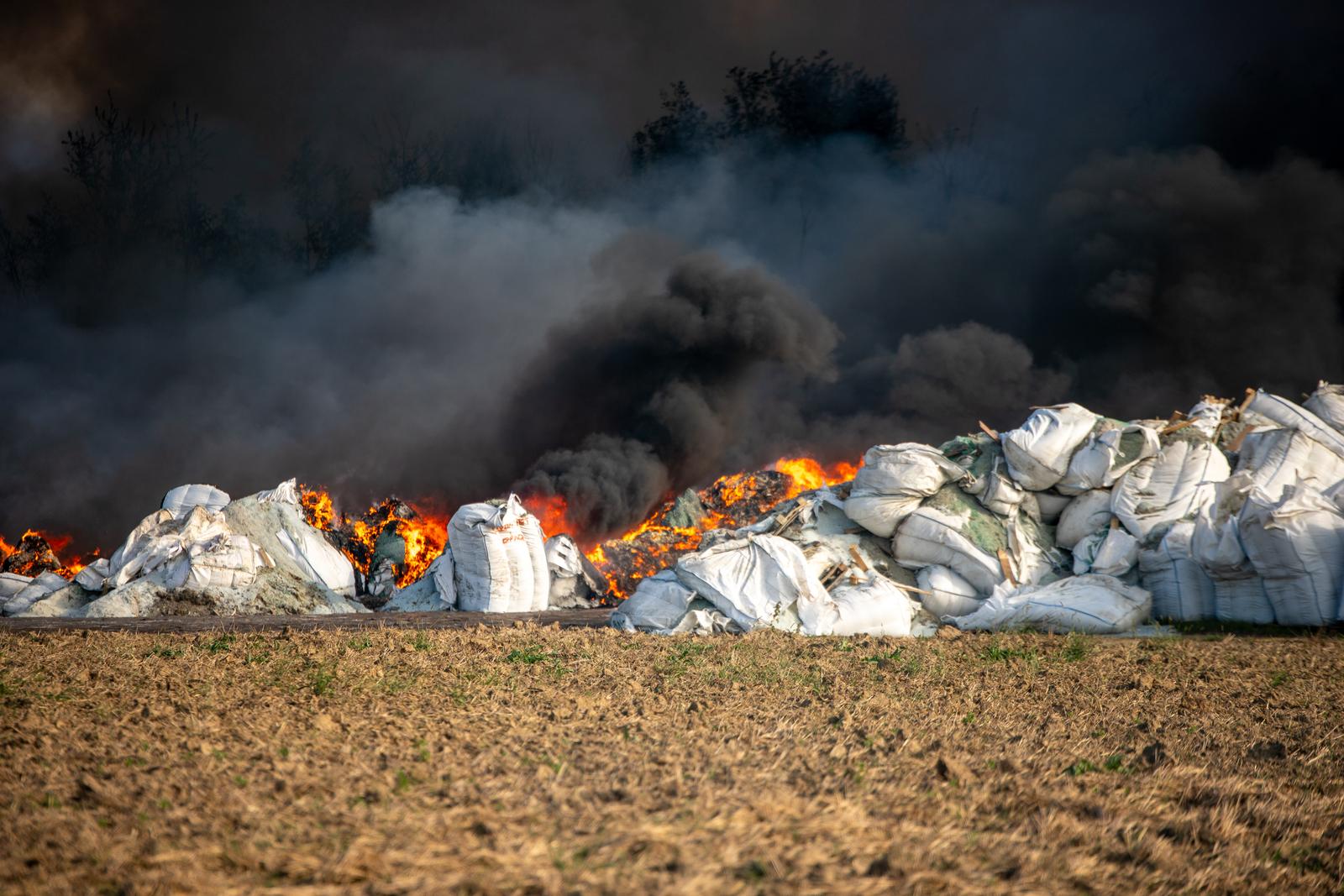 04.10.2022., Osijek - U pogonu osjecke tvrtke "Drava international" kod prigradskog naselja Brijest u srijedu poslije ponoci doslo je do pozara uskladistene plastike na otvorenom prostoru Photo: Borna jaksic/PIXSELL