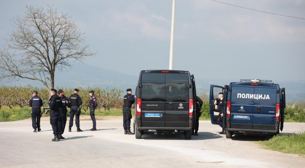 05.05.2023., Dubona, Srbija - Policija osigurava podrucje u selu Dubona kod Mladenovca gdje je sinoc doslo do pucnjave u kojoj je ubijeno osmero ljudi, a ranjeno ih je najmanje 15. Policija je pokrenula akciju "Vihor" i na teren poslala sve raspolozive snage. Photo: Davor Javorovic/PIXSELL